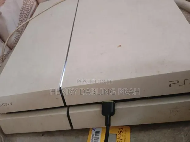 Sony PS4 With One Controller With 5 Games · Photo 1