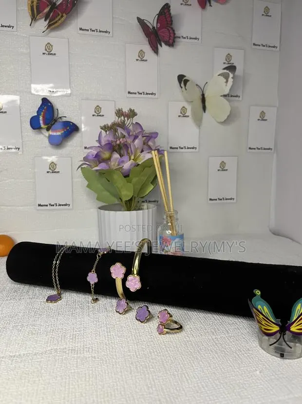Gold Floral Clover Jewelry Set · Photo 1