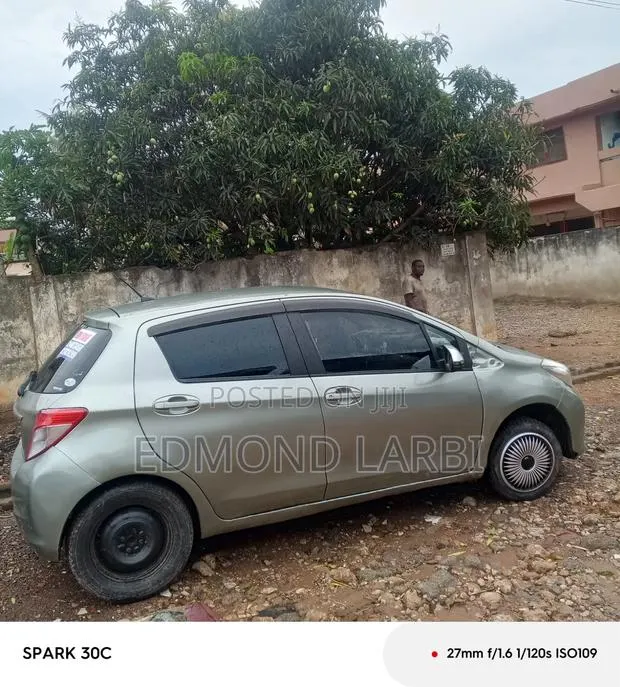 Toyota Vitz 2012 Green · Photo 1
