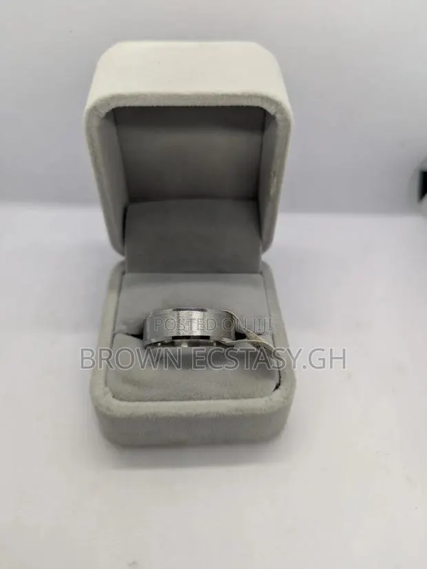 Round Steel Fashion Ring · Photo 1