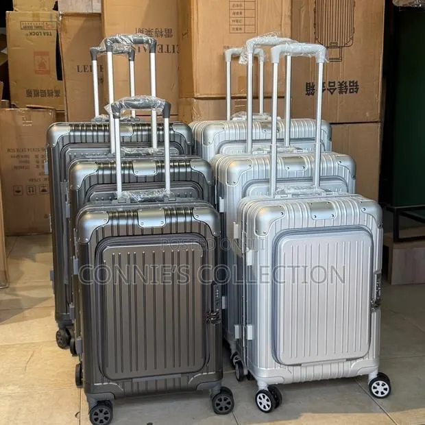 Hard-Shell Spinner Luggage · Photo 1
