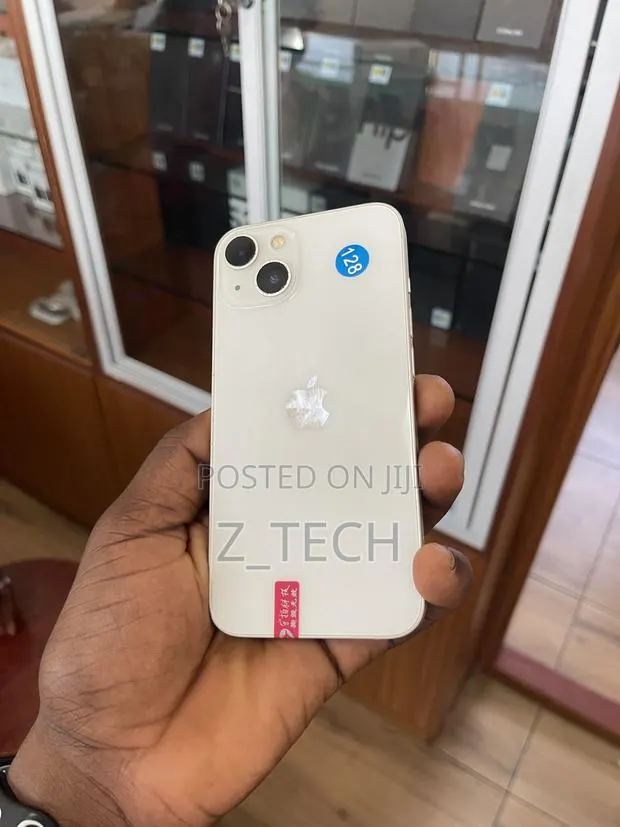 New Apple iPhone 13 128 GB White · Photo 1