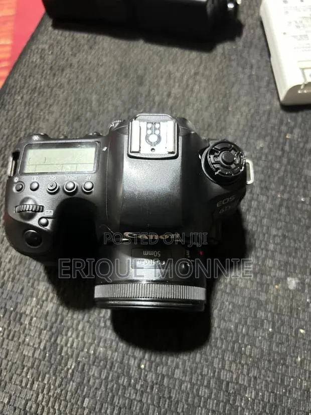 Canon 6d Mark Ii With 50mm Lens and Flashlight for Sell · Photo 1