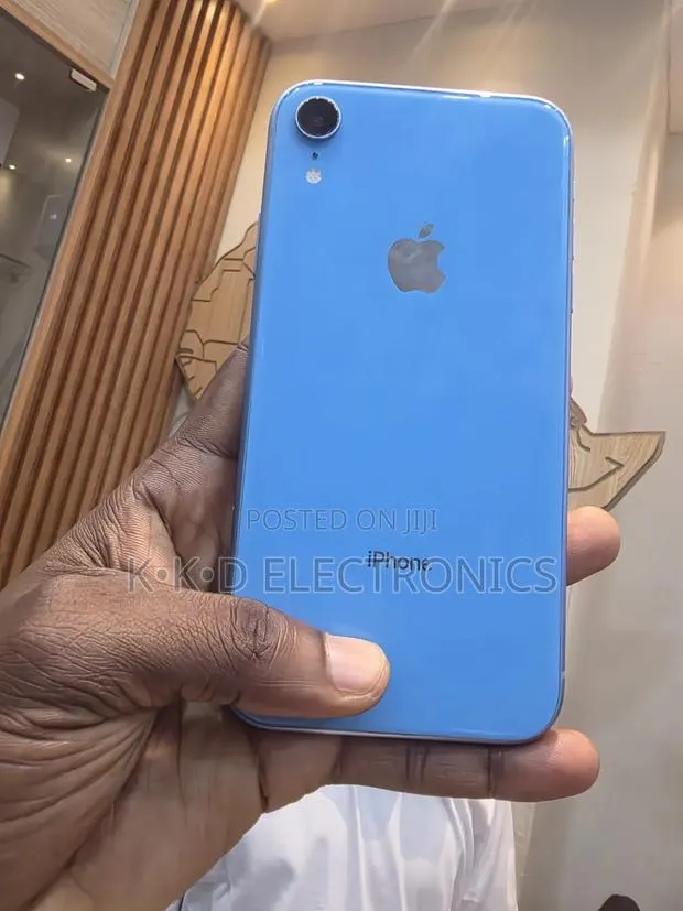 Apple iPhone XR 64 GB Blue · Photo 1