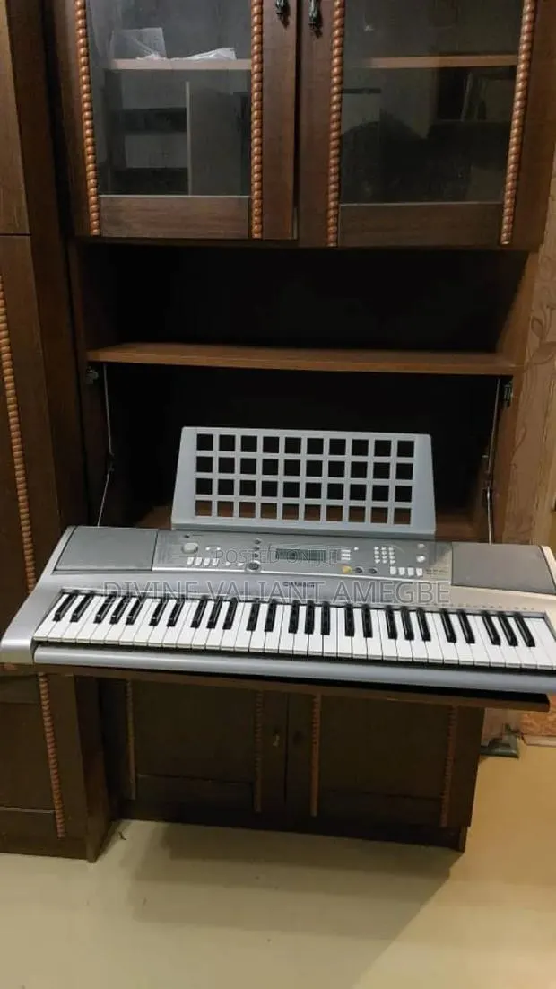 Yamaha Keyboard PSR E303 · Photo 1