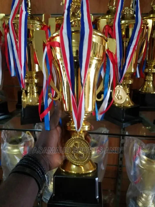 Original Trophy At Cool Price · Photo 1