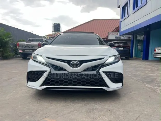 Toyota Camry 2020 White · Photo 1