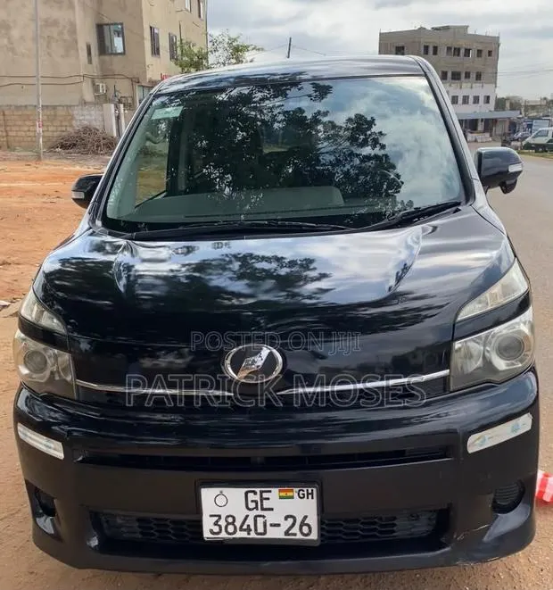 Toyota Voxy V 2WD 8-Seater 2012 Black · Photo 1