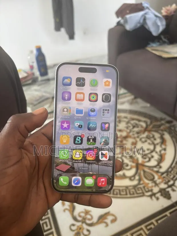 Apple iPhone 15 256 GB White · Photo 1