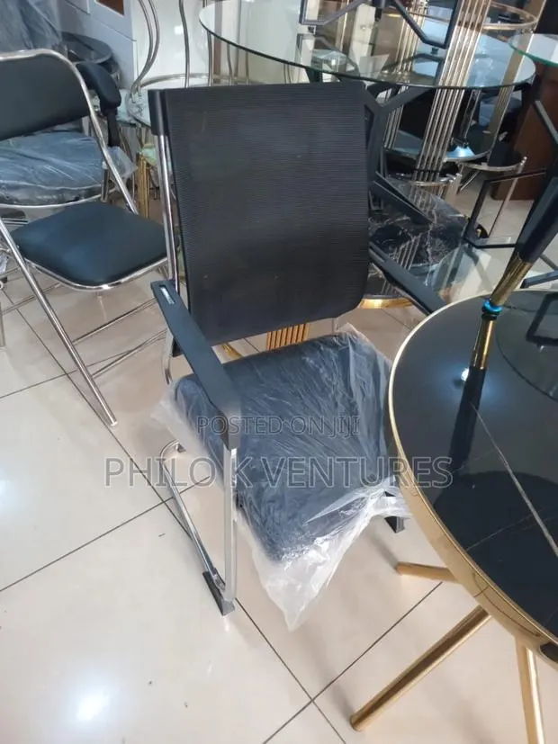Cozy Visitor Chair · Photo 1