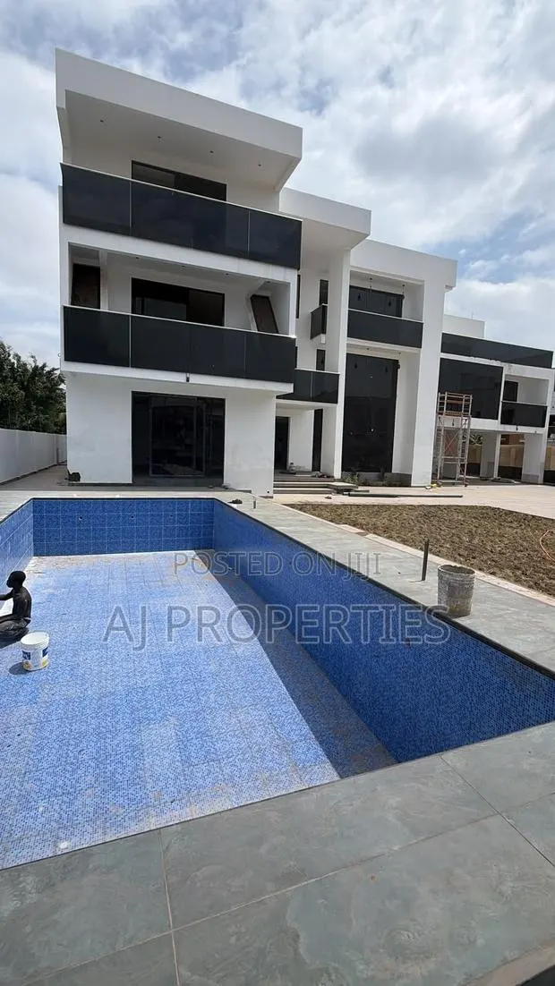 8bdrm House in East Legon for sale · Photo 1