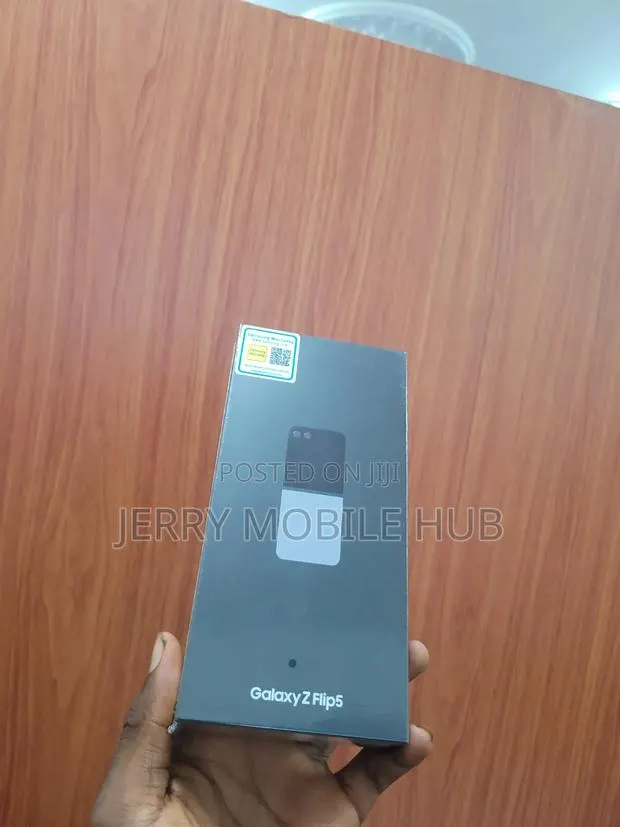 New Samsung Galaxy Z Flip 5 256 GB Black · Photo 1