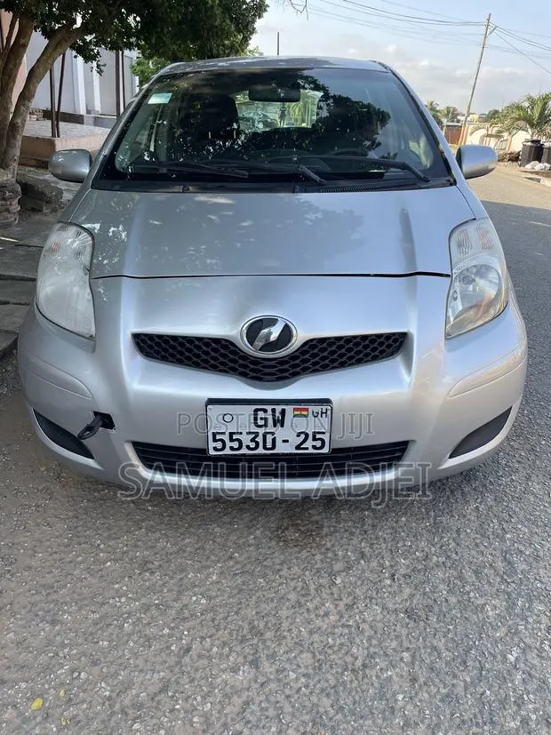 Toyota Vitz 2010 Silver · Photo 1