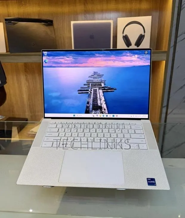 Laptop Dell XPS 15 9520 16GB Intel Core i7 SSD 1T · Photo 1