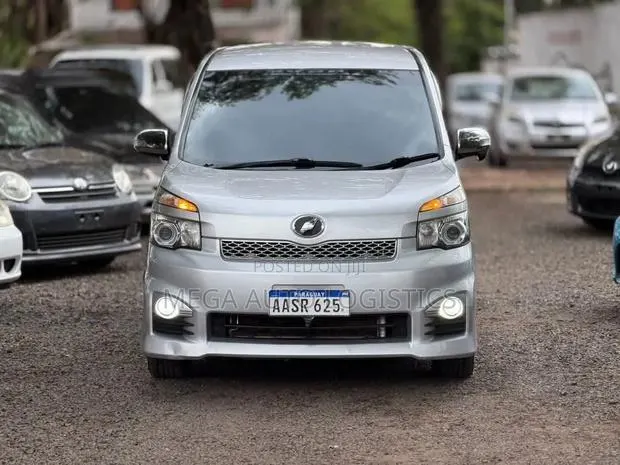 Toyota Voxy V 2WD 8-Seater 2012 Silver · Photo 1