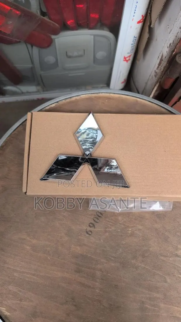 Outlander 2018 Front Emblem · Photo 1