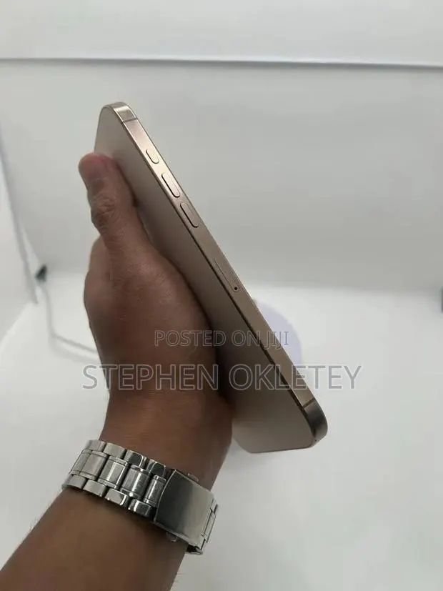 Apple iPhone 16 Pro Max 256 GB Gold · Photo 2