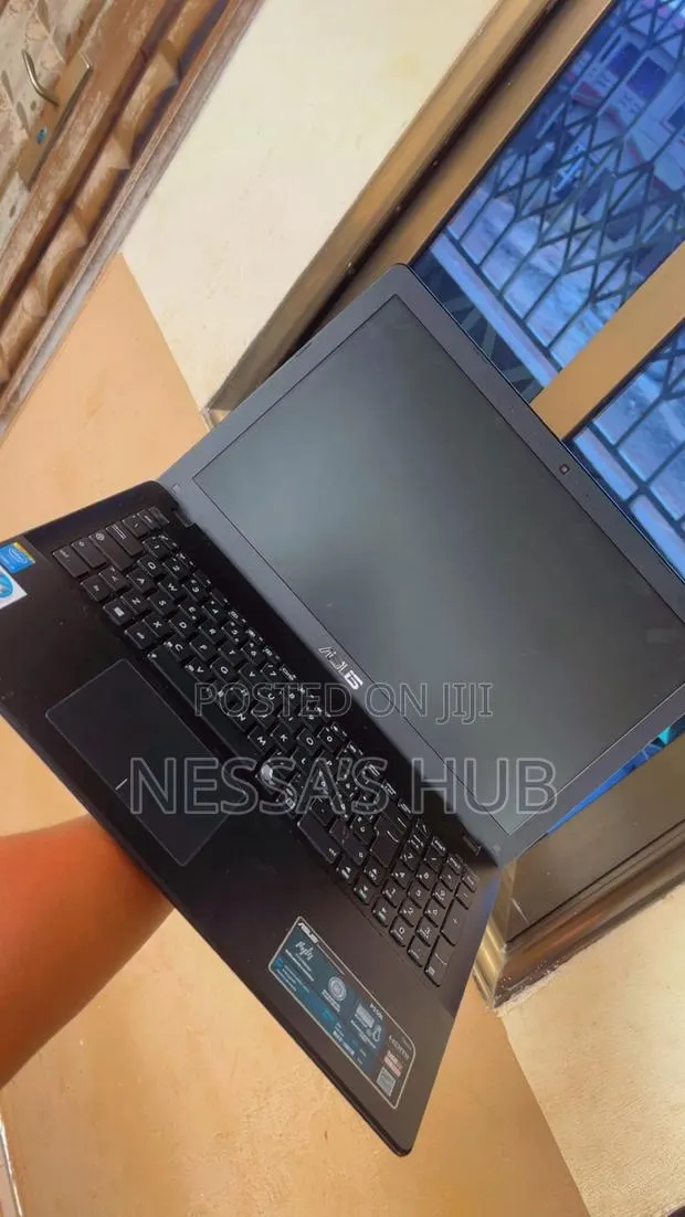 Laptop Asus E406SA 4GB Intel Core i3 HDD 500GB · Photo 1