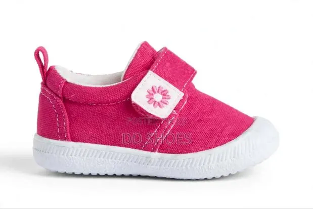 Baby Girl Hot Pink Canvas Shoe · Photo 2