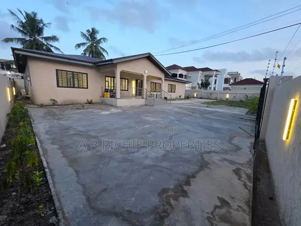 4bdrm Bungalow in Ab Richie Properties, Tseaddo for rent · Photo 1