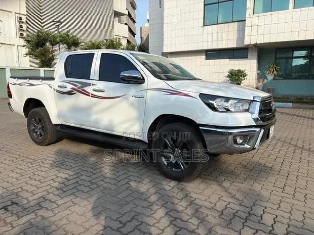 Toyota Hilux 2026 Silver · Photo 1