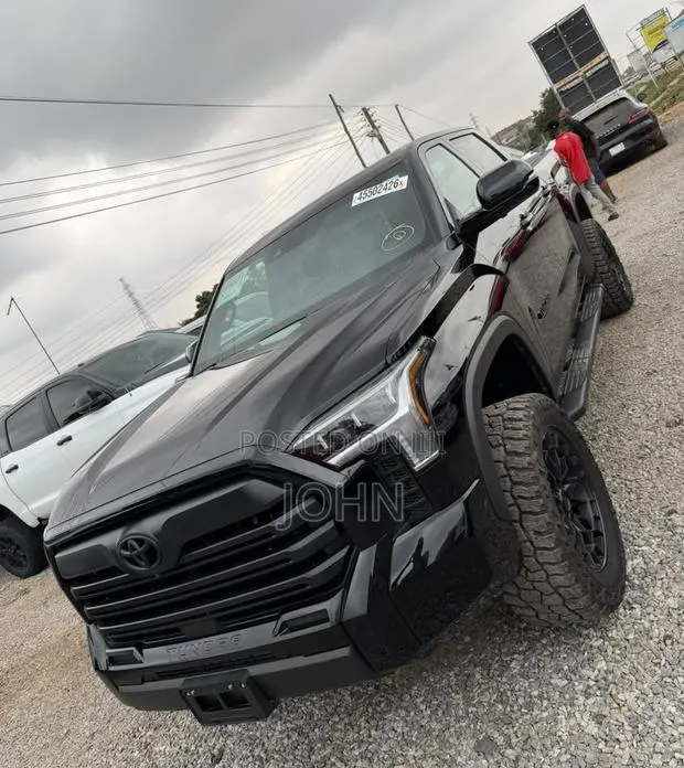 New Toyota Tundra Limited CrewMax 4WD SB w/6.5' Bed 2026 Black · Photo 1