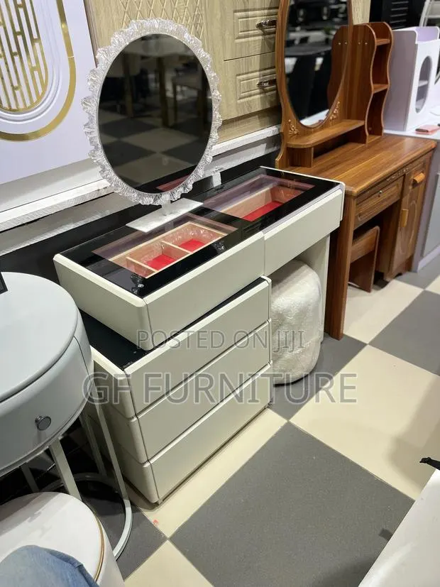 Modern High-Gloss Light Mirror Dresser · Photo 1