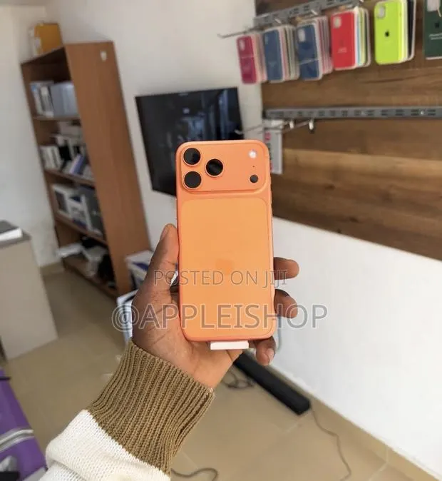 Apple iPhone 17 Pro Max 512 GB Orange · Photo 1