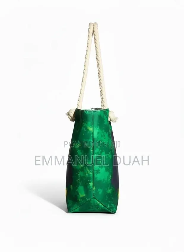 Large Capacity Ladies Totebag With Purse. · Photo 1