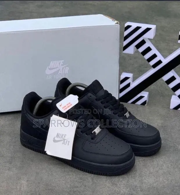 Original Nike Airforce 1 All Black · Photo 1