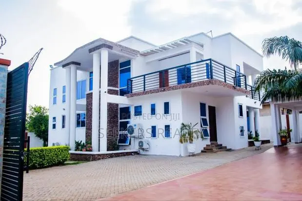 8bdrm House in Seekers Realty, Oyarifa for sale · Photo 1