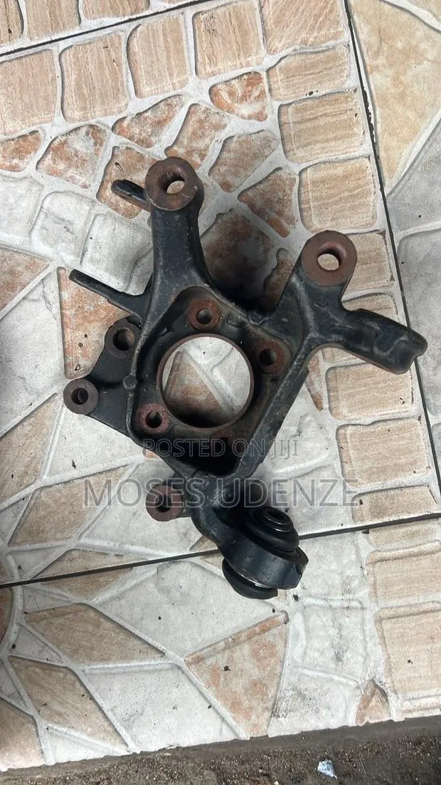 Toyota RAV4 2012,13,14,15,16,17 Back Hub Hanger · Photo 1