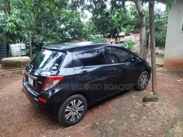 Toyota Vitz 1.5 FWD 3dr 2012 Black · Photo 1