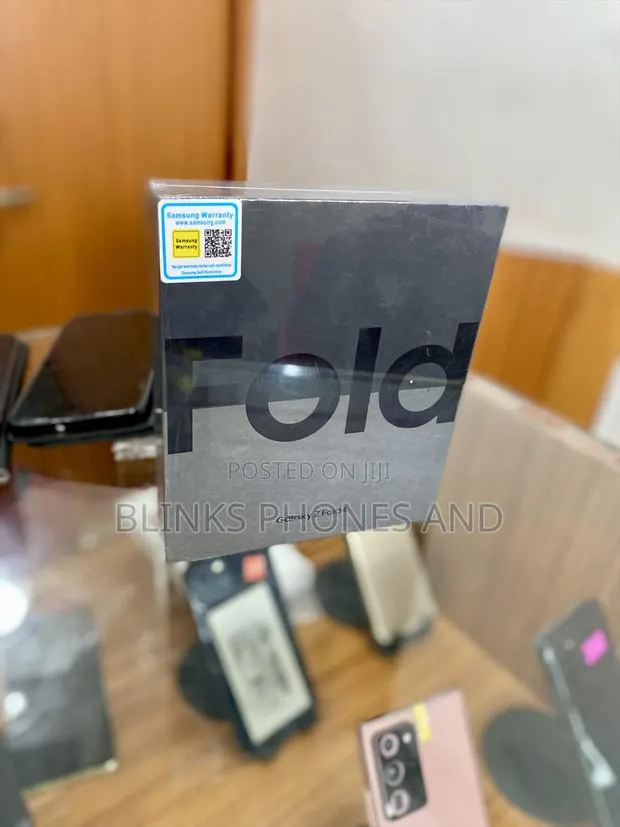 New Samsung Galaxy Z Fold4 256 GB Gold · Photo 1