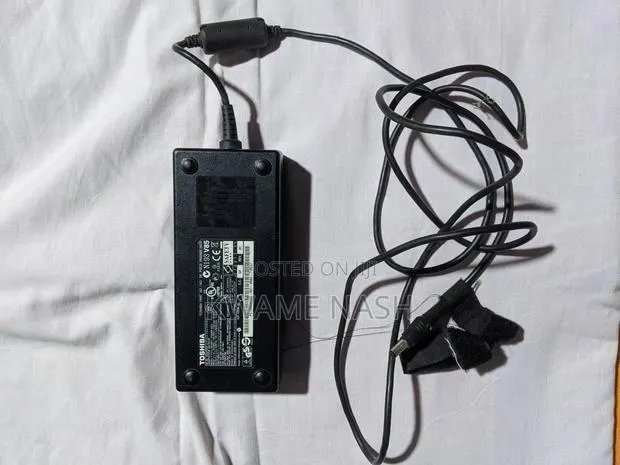 Toshiba 120 Watts Laptop Charger · Photo 1