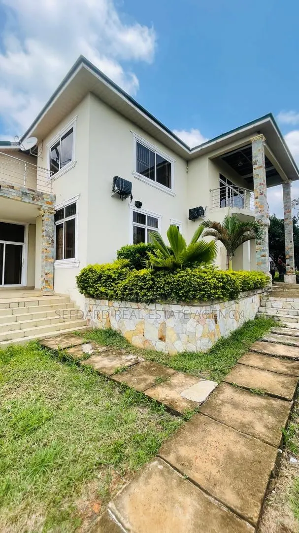 5bdrm House in Sefdard Properties, Aburi for sale · Photo 1