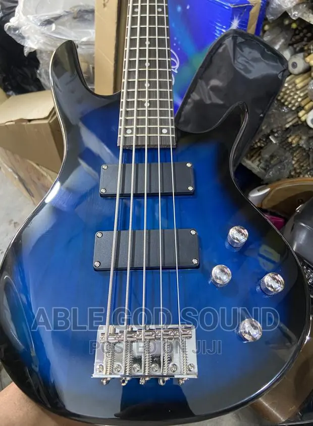 Fender Bass Guitar · Photo 1