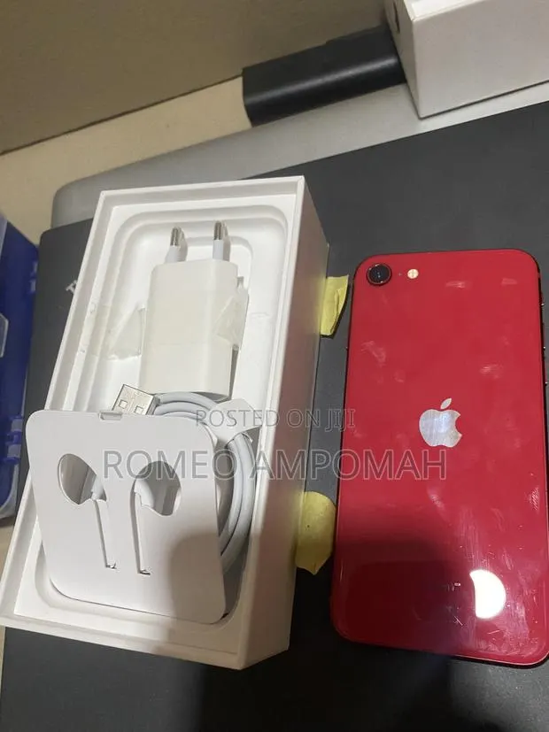 Apple iPhone SE (2022) 64 GB Red · Photo 1