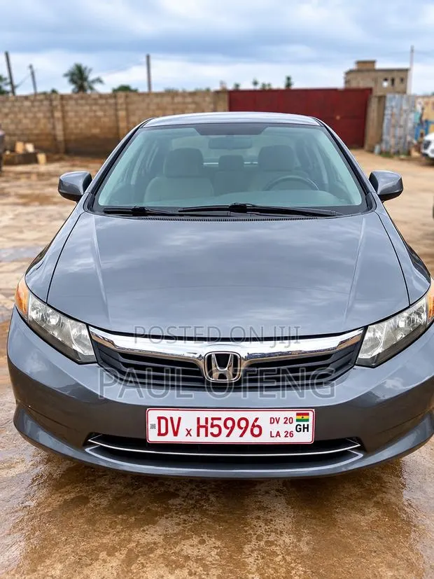 Honda Civic 1.8 5 Door Automatic 2012 Gray · Photo 1