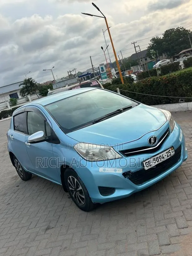 Toyota Vitz 1.3 FWD 3dr 2012 Blue · Photo 1
