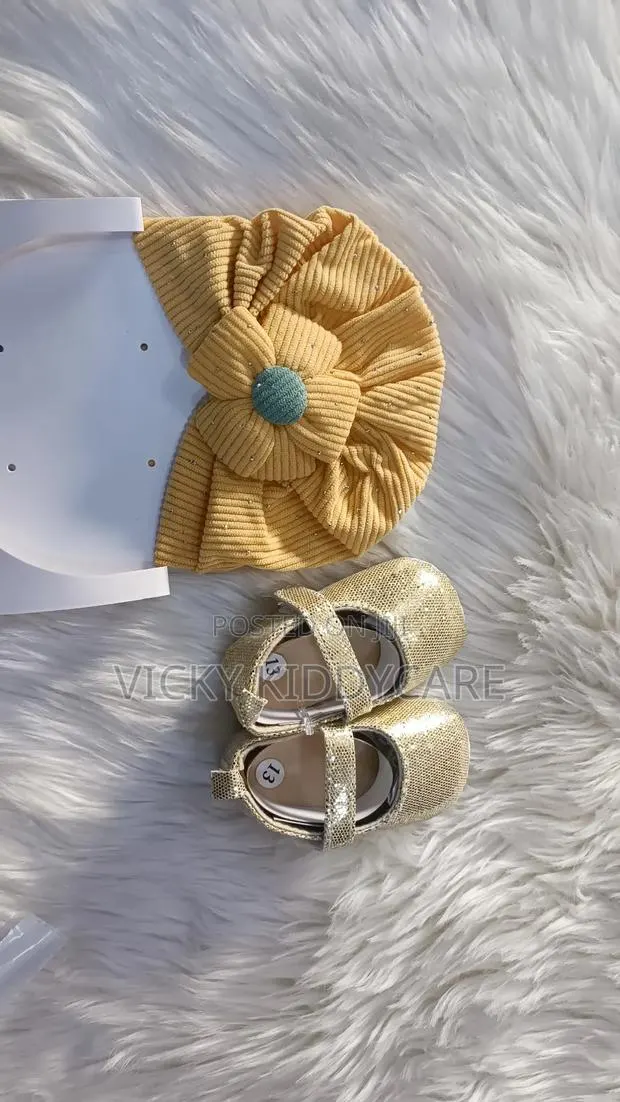 Baby Shoe for Girls With Scarf · Photo 1