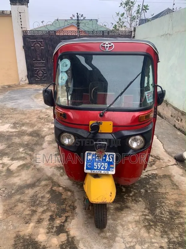 Bajaj RE 2024 Red · Photo 1
