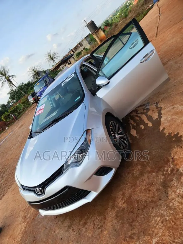 Toyota Corolla LE 4dr Sedan (1.8L 4cyl CVT) 2016 Silver · Photo 1
