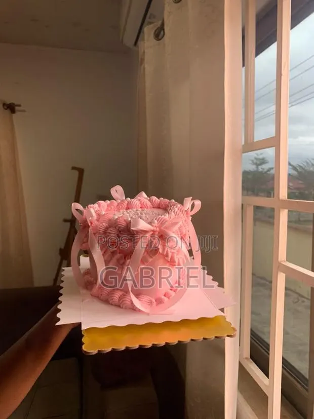 4inch Vintage Heart Birthday Cake · Photo 1