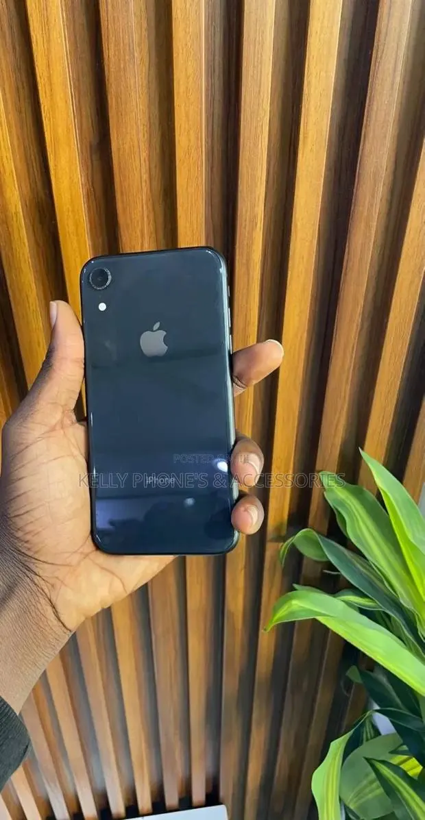 Apple iPhone XR 64 GB Black · Photo 1