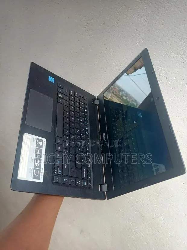 Laptop Acer Aspire ES1-711 8GB Intel Core i3 HDD 500GB · Photo 1
