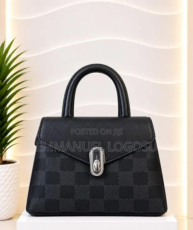 Classic Grace Handbag · Photo 1