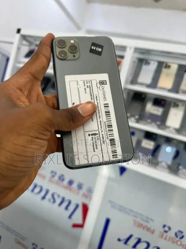 Apple iPhone 11 Pro Max 64 GB Gray · Photo 1