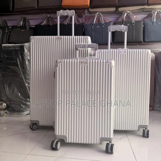 Luxury Lightweight Anti Crack Suitcase Set · Photo 1