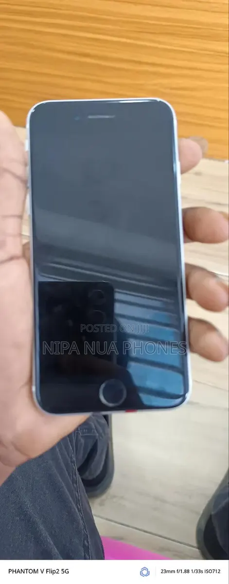 Apple iPhone SE (2020) 64 GB Silver · Photo 1